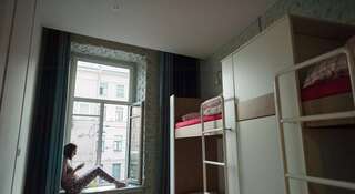 Гостиница Simple Hostel Nevsky Санкт-Петербург Кровать в общем четырехместном номере для мужчин и женщин-11