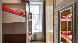 Гостиница Simple Hostel Nevsky Санкт-Петербург Кровать в общем четырехместном номере для женщин-6
